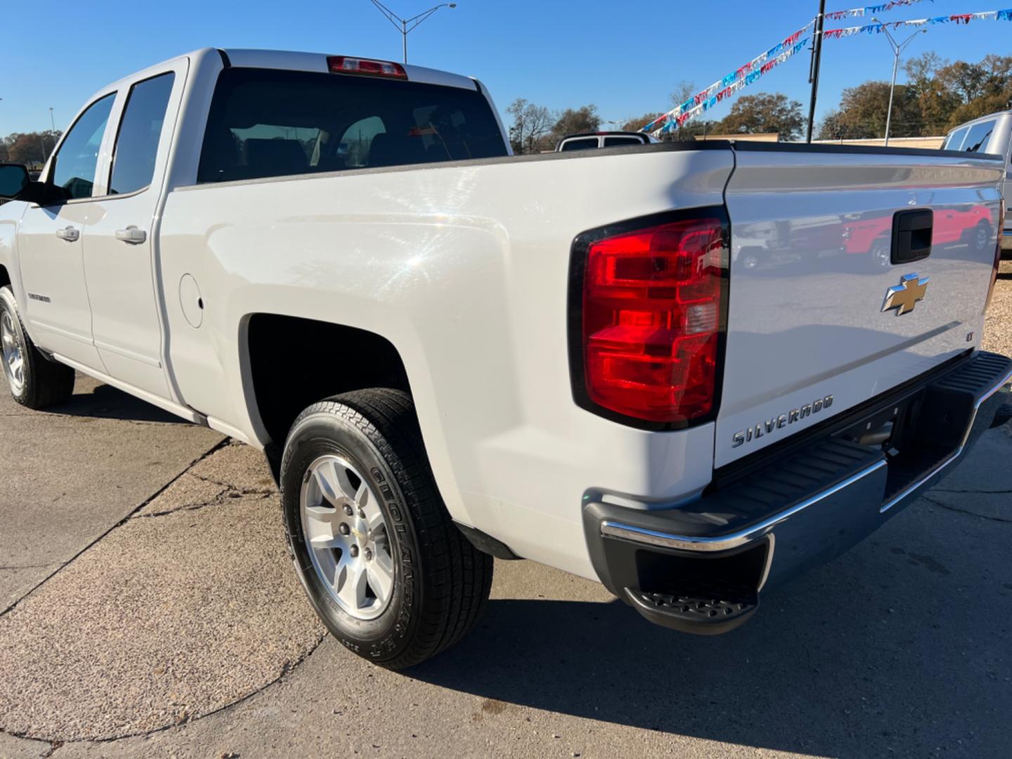 2017 White /Gray Chevrolet Silverado 1500 LT (1GCRCREC7HZ) with an 5.3L V8 engine, Automatic transmission, located at 4520 Airline Hwy, Baton Rouge, LA, 70805, (225) 357-1497, 30.509325, -91.145432 - 2017 Chevy Silverado Double Cab 5.3 V8 Gas, 6 1/2 Ft Bed, 187K Miles, Power Windows, Locks & Mirrors, Backup Camera. NO IN HOUSE FINANCING. FOR INFO PLEASE CONTACT JEFF AT 225 357-1497 CHECK OUT OUR A+ RATING WITH THE BETTER BUSINESS BUREAU WE HAVE BEEN A FAMILY OWNED AND OPERATED BUSINESS AT THE SA - Photo#7